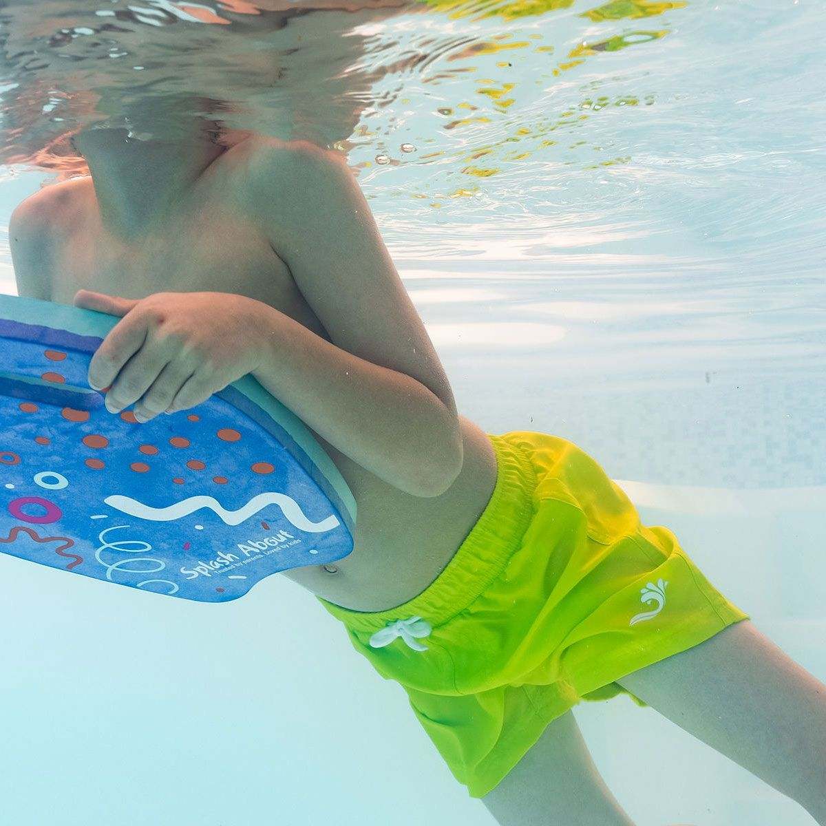 Barnasundbuxur Vandaðar og þægilegar fyrir sumarið. Þessar stuttbuxur eru framleiddar í hæsta gæðaflokki með innanundir efni og stílhreinar.